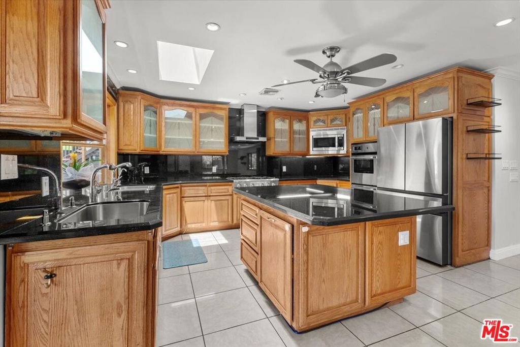 22954 Collins Street Property Photo 8