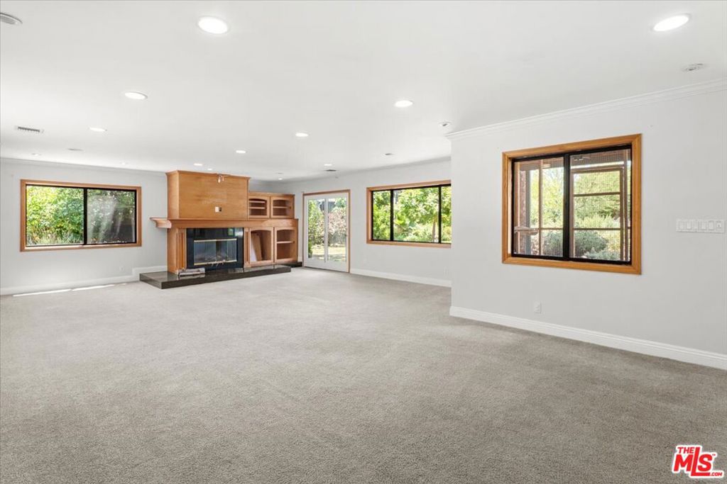 22954 Collins Street Property Photo 9