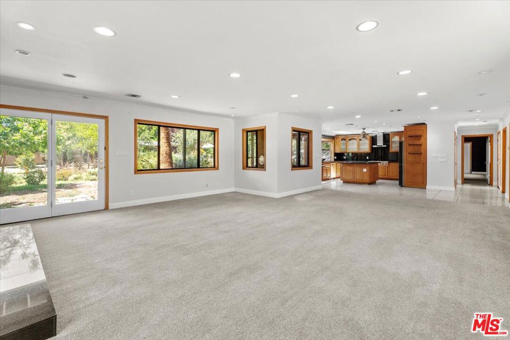 22954 Collins Street Property Photo 10