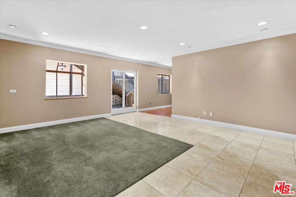 22954 Collins Street Property Photo 11