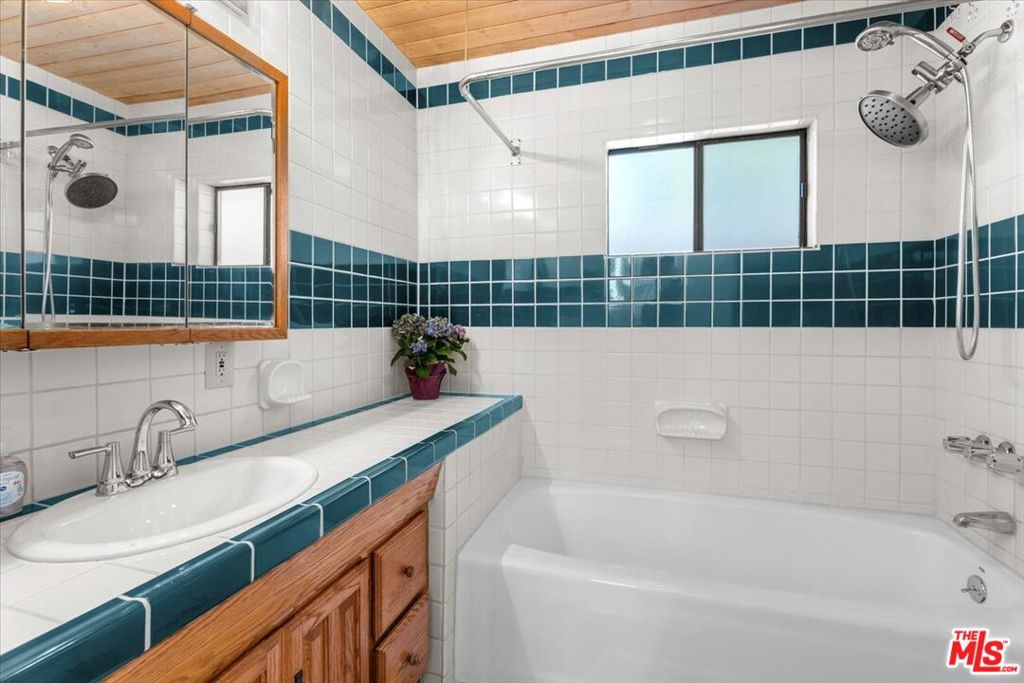 22954 Collins Street Property Photo 18