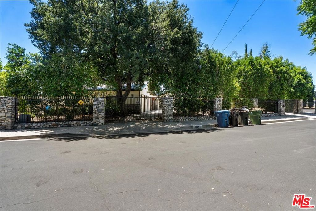 22954 Collins Street Property Photo 28