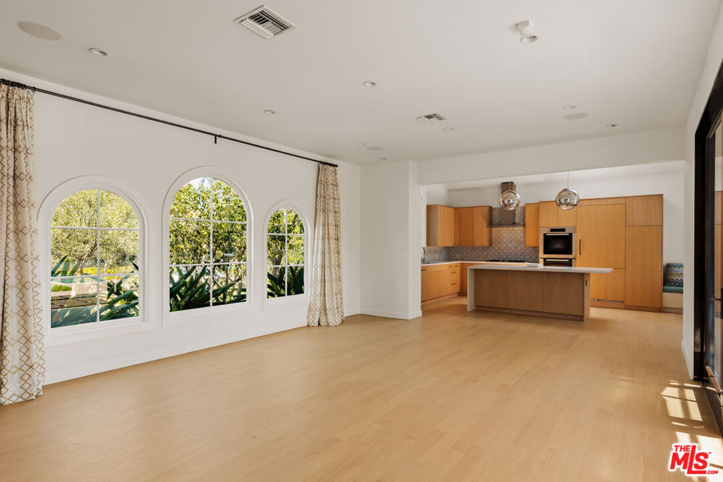 647 Toyopa Drive Property Photo 10