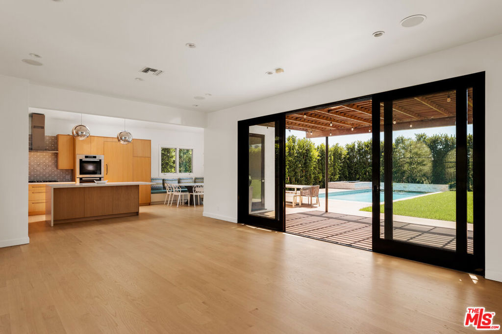 647 Toyopa Drive Property Photo 11