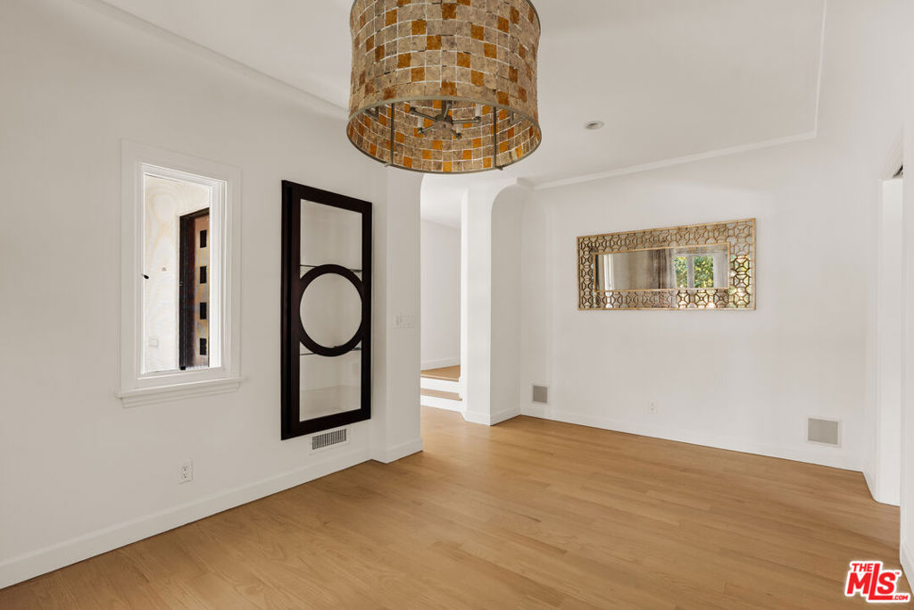 647 Toyopa Drive Property Photo 14