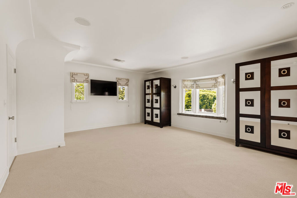 647 Toyopa Drive Property Photo 16