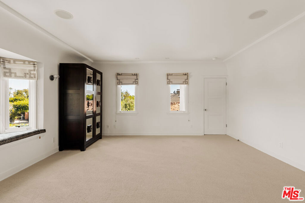 647 Toyopa Drive Property Photo 17
