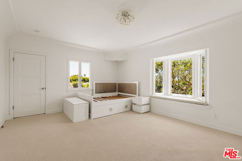 647 Toyopa Drive Property Photo 20