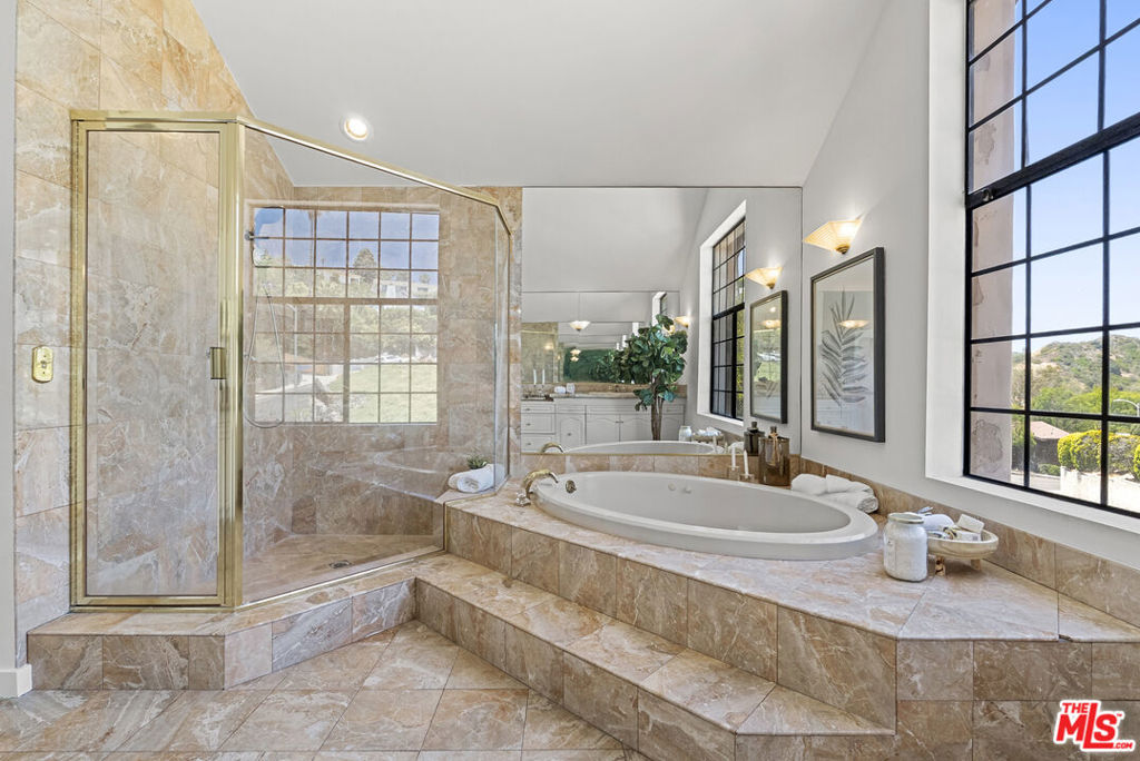 8000 Oceanus Drive Property Photo 16