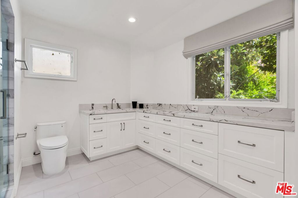701 N Sierra Drive Property Photo 10