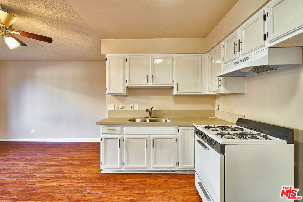 820 S St Andrews Place 203 Property Photo 3