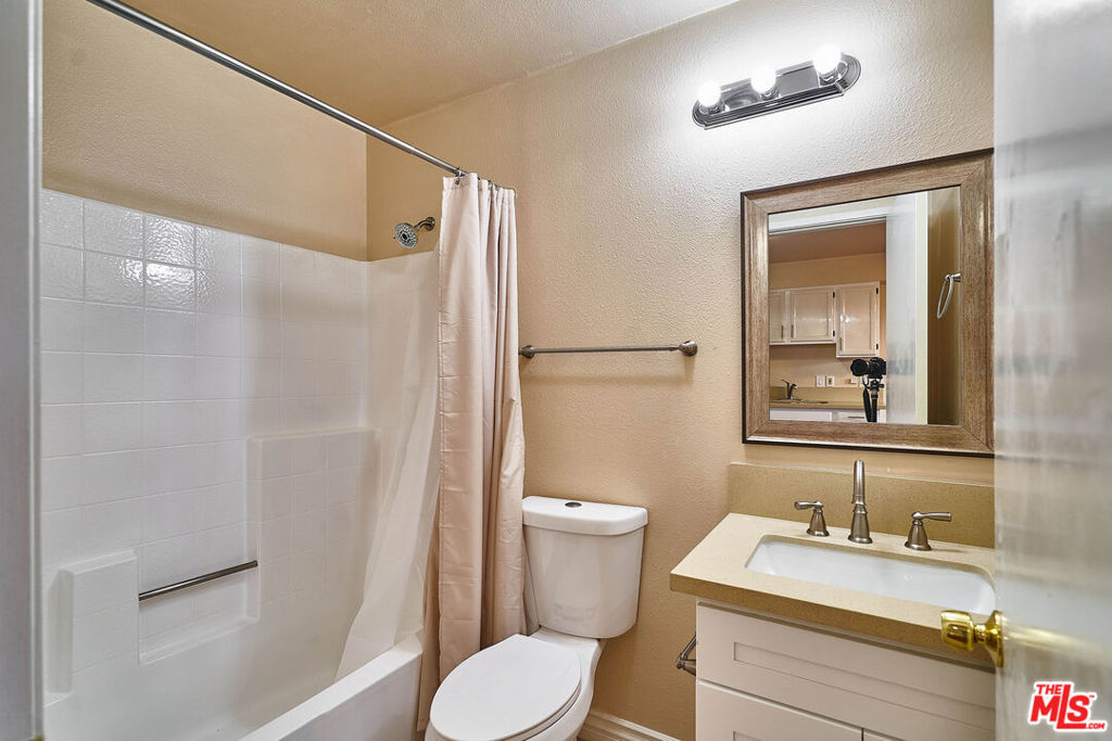 820 S St Andrews Place 203 Property Photo 6