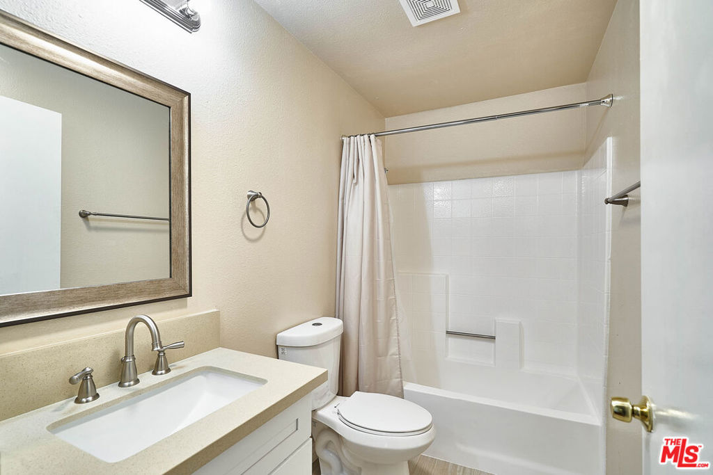 820 S St Andrews Place 203 Property Photo 14