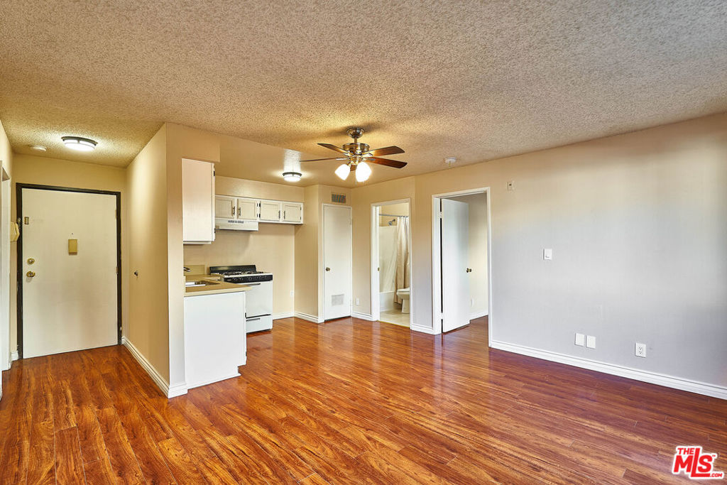 820 S St Andrews Place 203 Property Photo 16