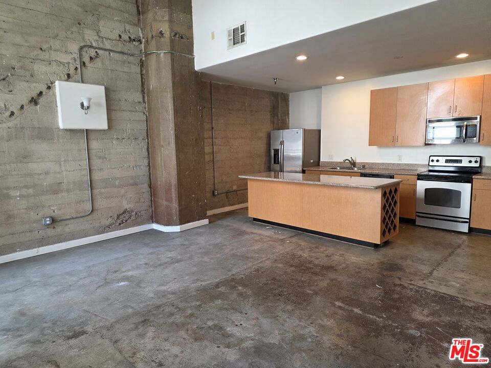 711 S Olive Street 313 Property Photo 3