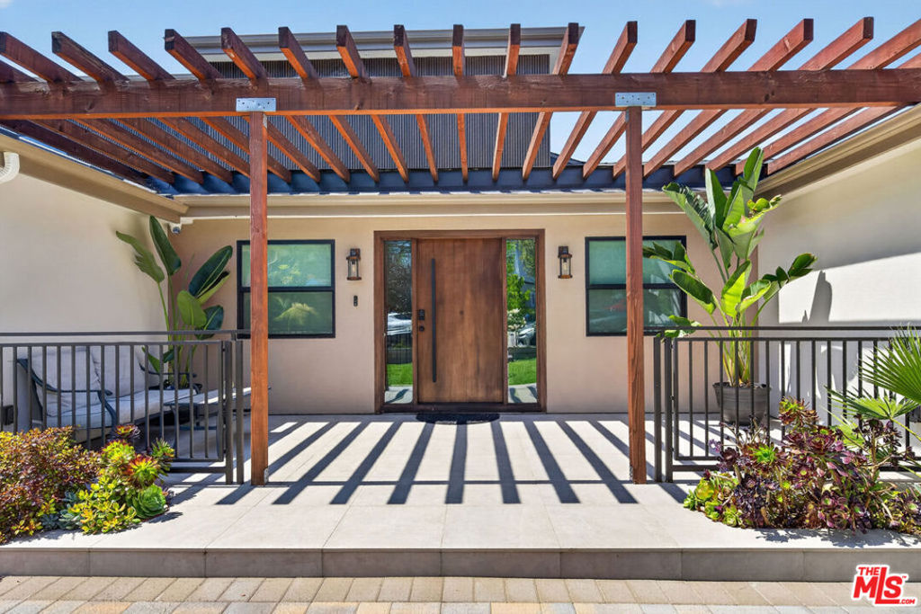2806 Manhattan Avenue Property Photo 4