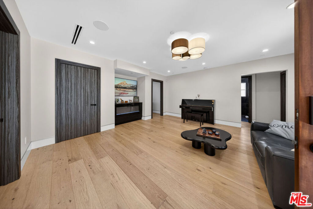 2806 Manhattan Avenue Property Photo 8