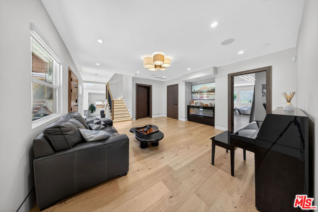2806 Manhattan Avenue Property Photo 10