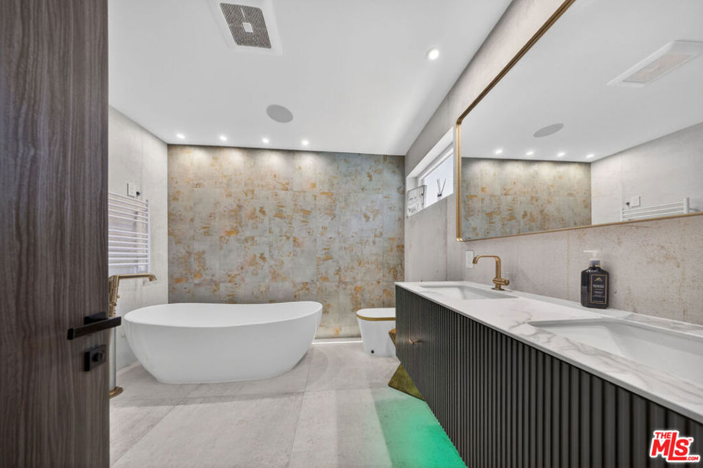2806 Manhattan Avenue Property Photo 13