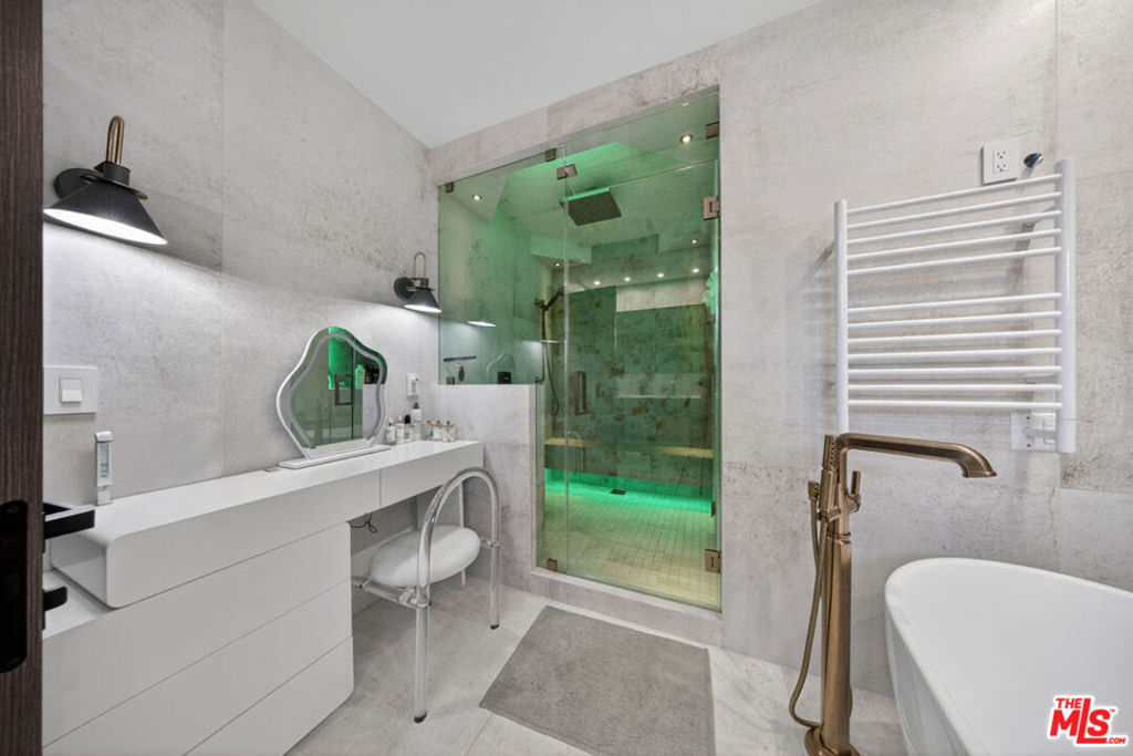 2806 Manhattan Avenue Property Photo 14