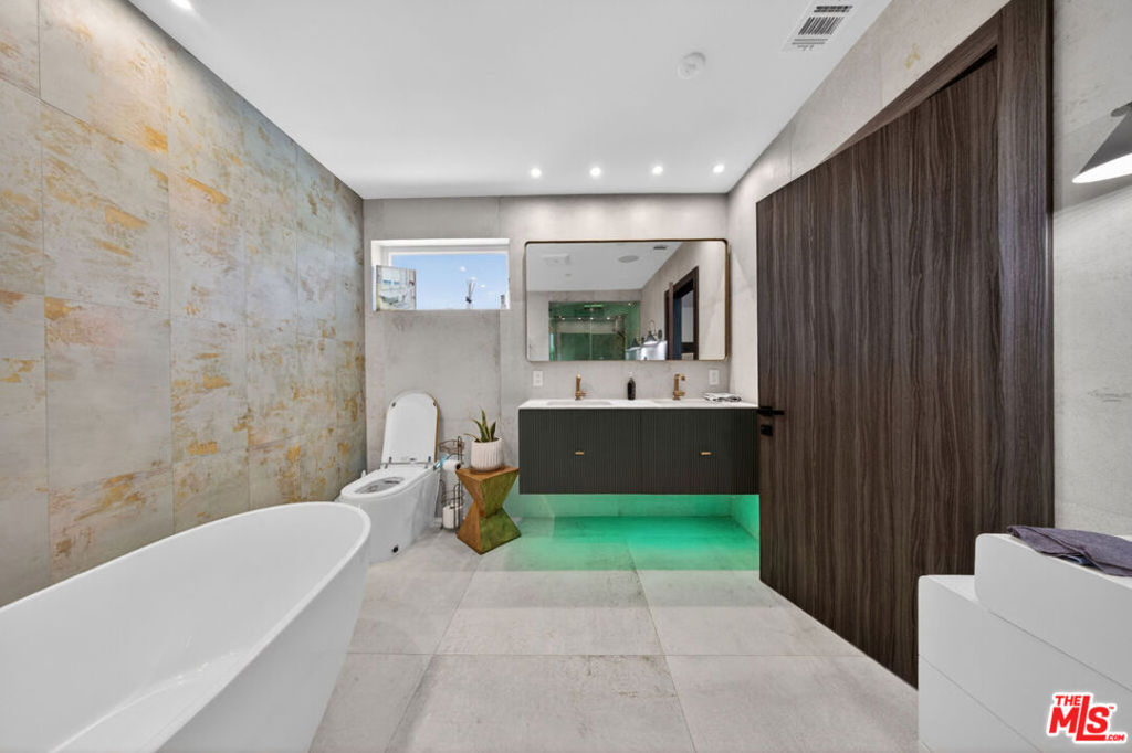 2806 Manhattan Avenue Property Photo 15