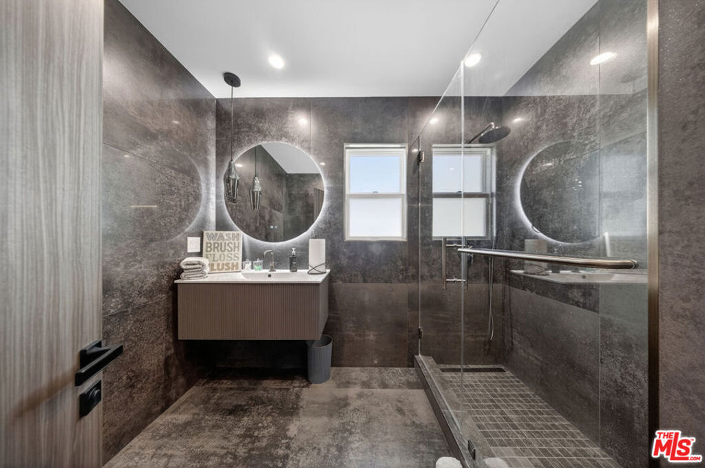 2806 Manhattan Avenue Property Photo 16