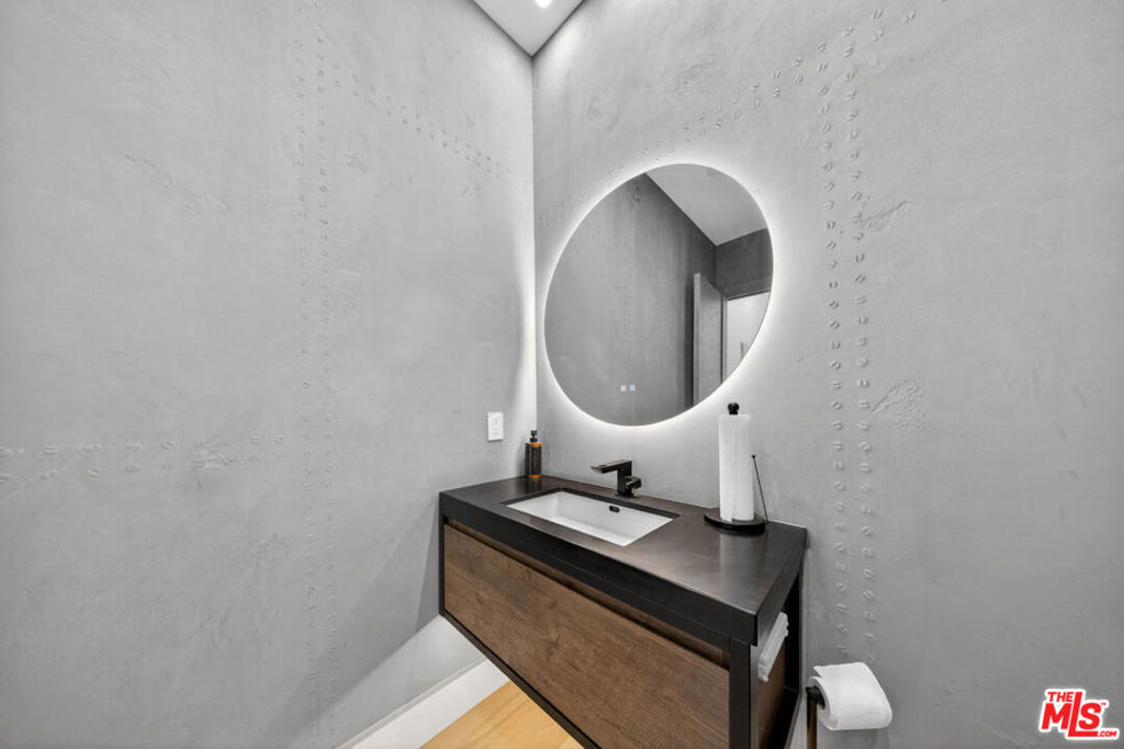 2806 Manhattan Avenue Property Photo 18