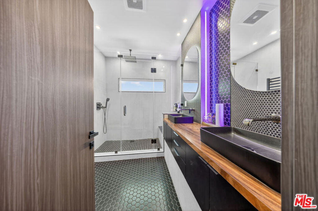 2806 Manhattan Avenue Property Photo 42