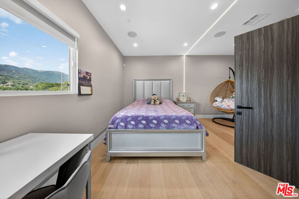 2806 Manhattan Avenue Property Photo 45