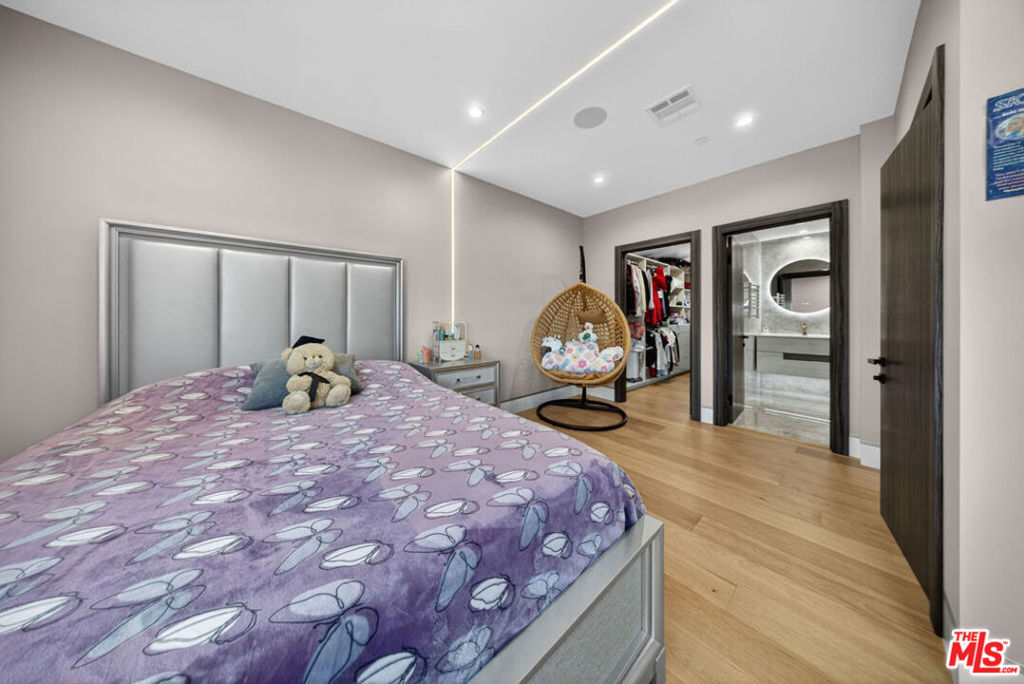 2806 Manhattan Avenue Property Photo 47
