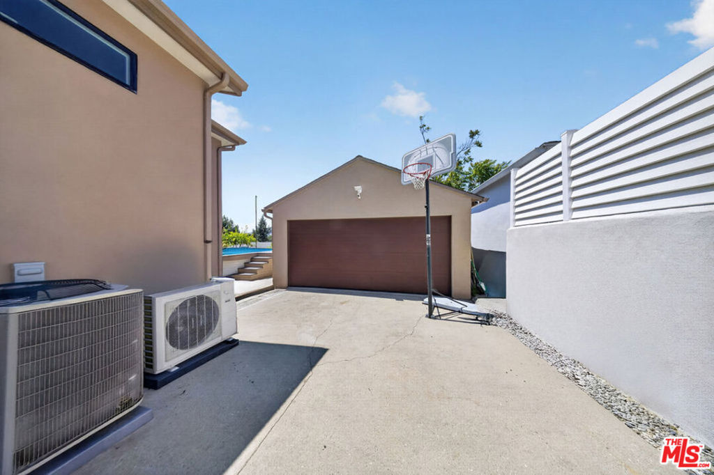2806 Manhattan Avenue Property Photo 59