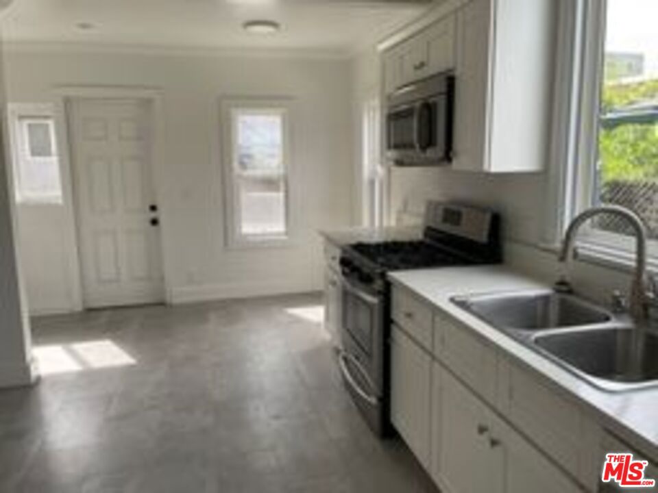817 N Harvard Boulevard Property Photo 3