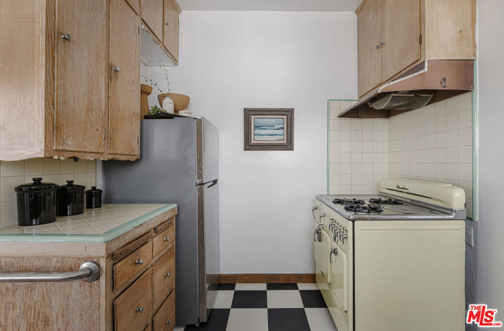 1143 S Westmoreland Avenue 5 Property Photo 28