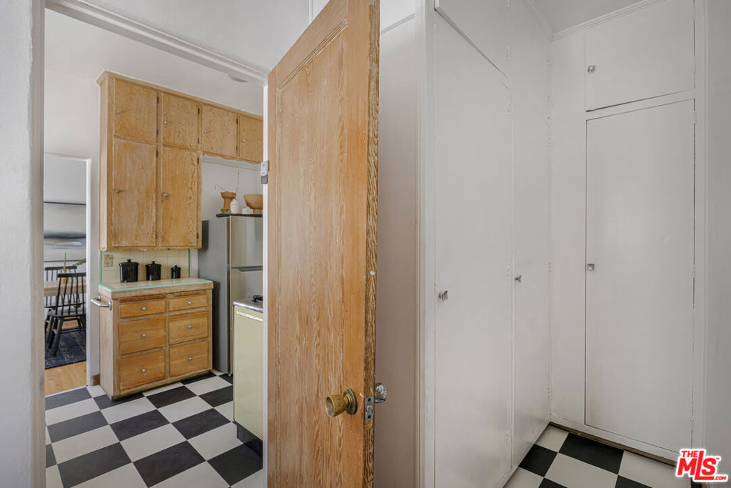 1143 S Westmoreland Avenue 5 Property Photo 29