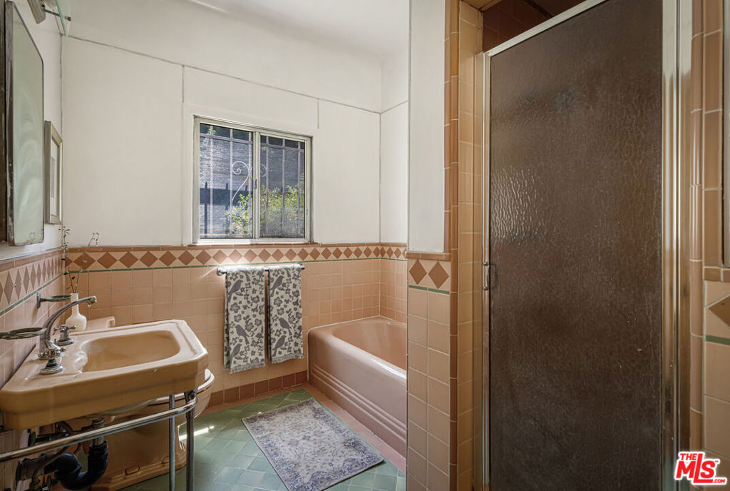 1143 S Westmoreland Avenue 5 Property Photo 38