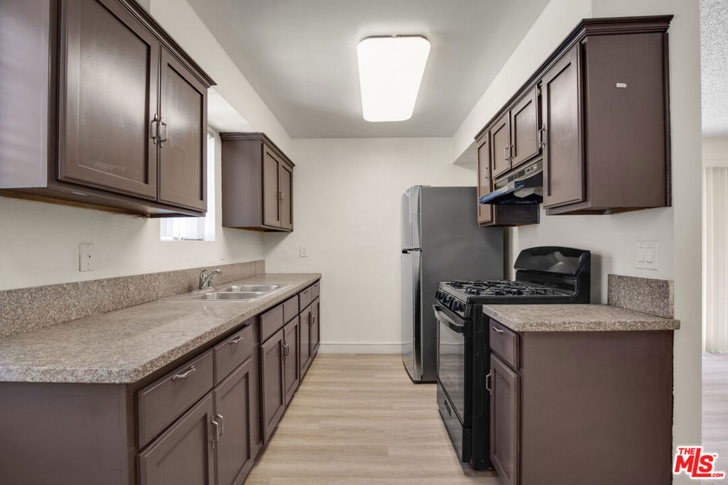 1429 N Grove Avenue Property Photo 3