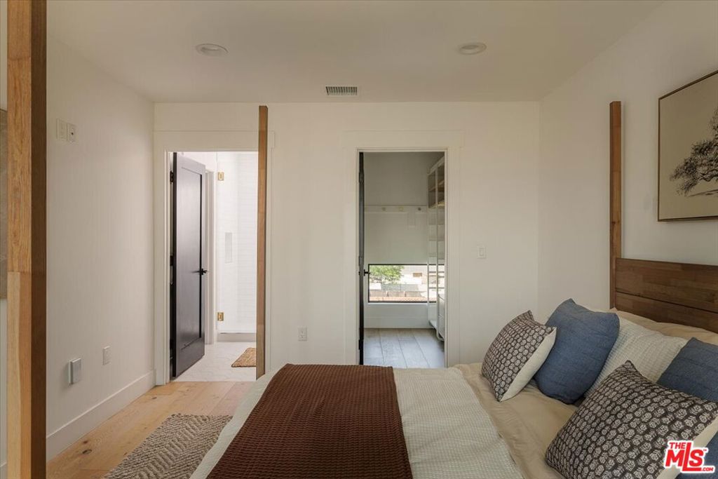 11310 Victory Boulevard Property Photo 25