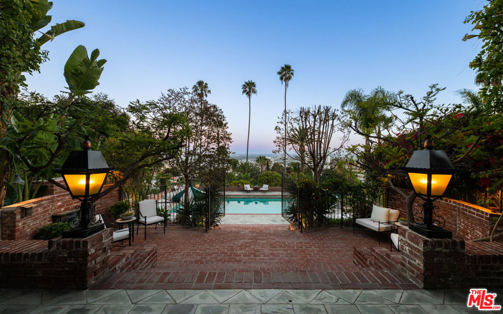 2003 La Brea Terrace Property Photo 2