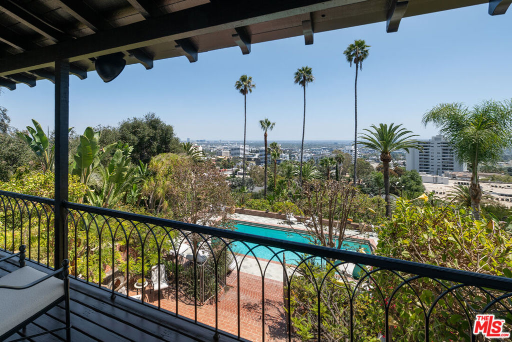 2003 La Brea Terrace Property Photo 23