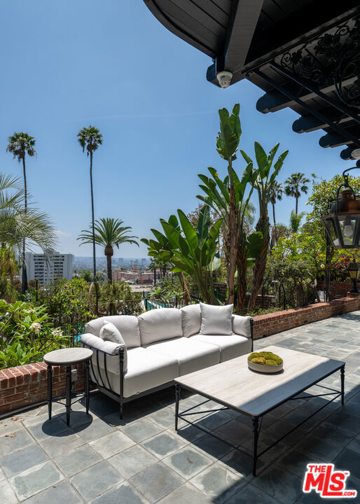 2003 La Brea Terrace Property Photo 28