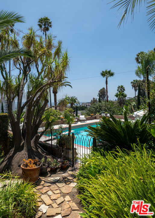 2003 La Brea Terrace Property Photo 29