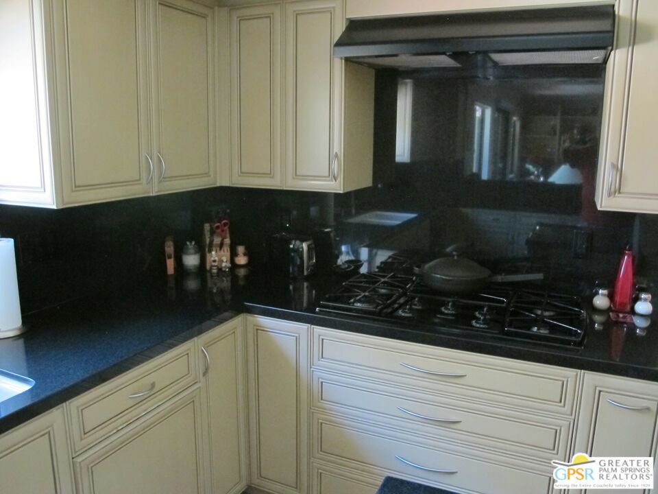 1586 S San Mateo Drive Property Photo 7