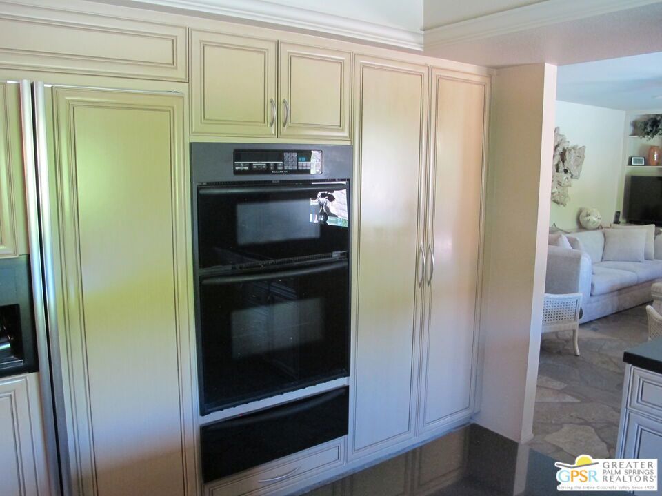 1586 S San Mateo Drive Property Photo 8