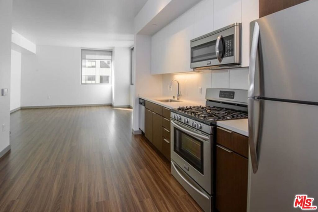 3033 Wilshire Avenue 707 Property Photo 6