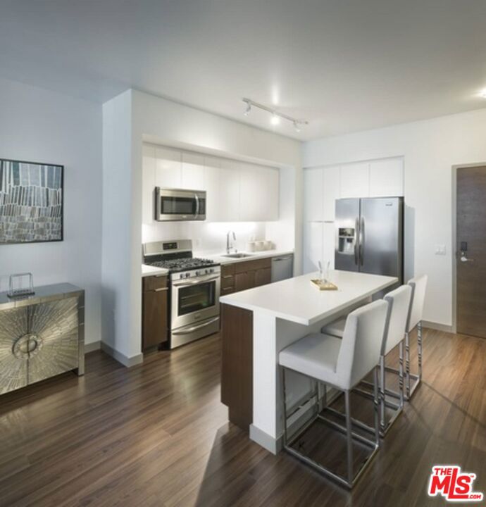 3033 Wilshire Avenue 707 Property Photo 8