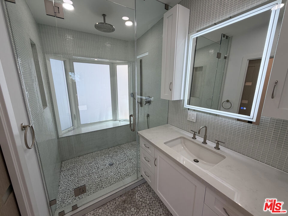 3565 Multiview Drive Property Photo 15