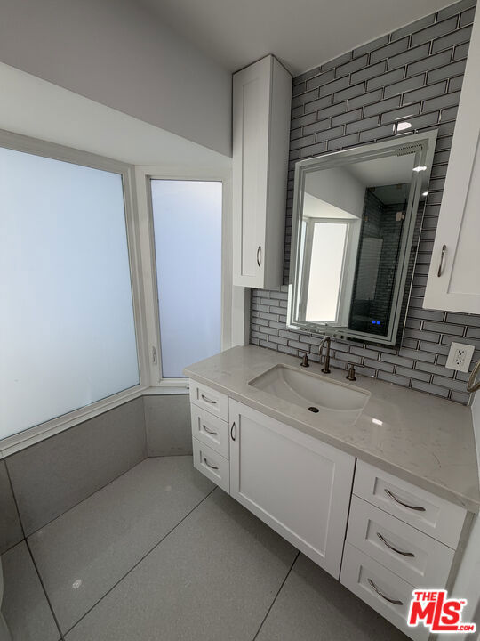 3565 Multiview Drive Property Photo 16