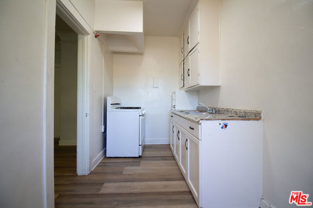 1316 S Mariposa Avenue 208 Property Photo 1