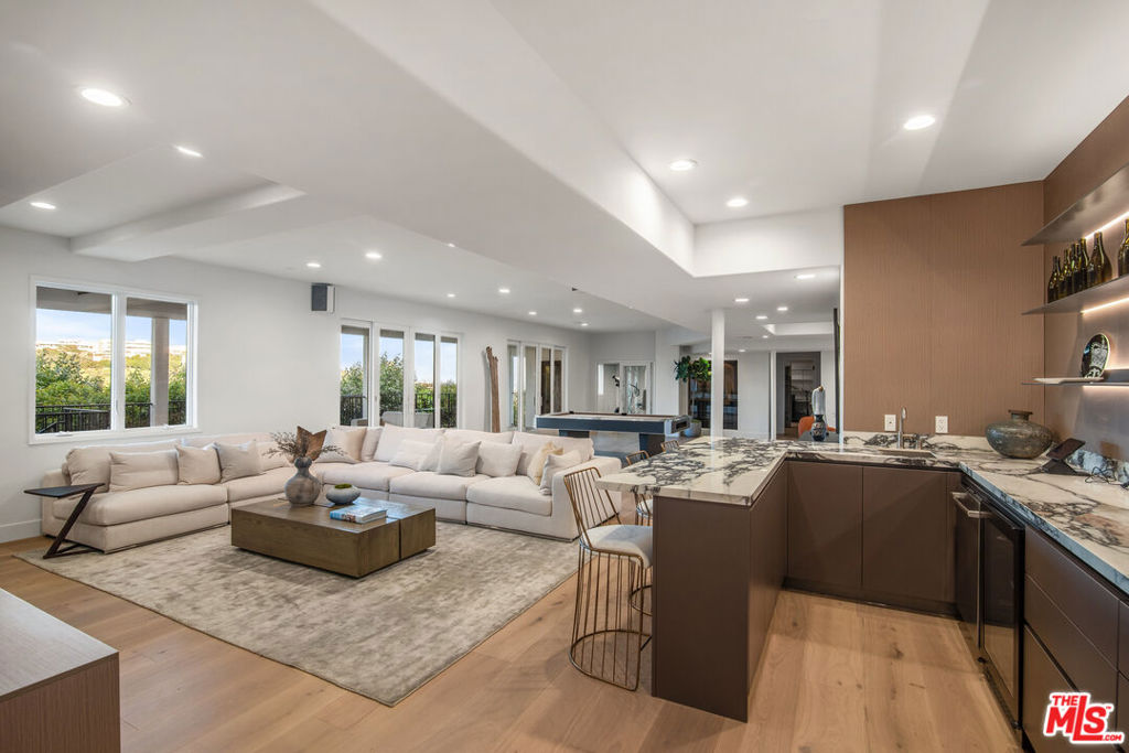 930 N Tigertail Road Property Photo 17