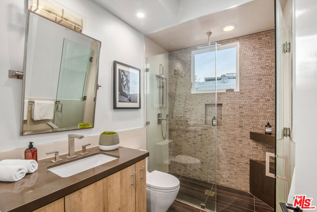 930 N Tigertail Road Property Photo 18